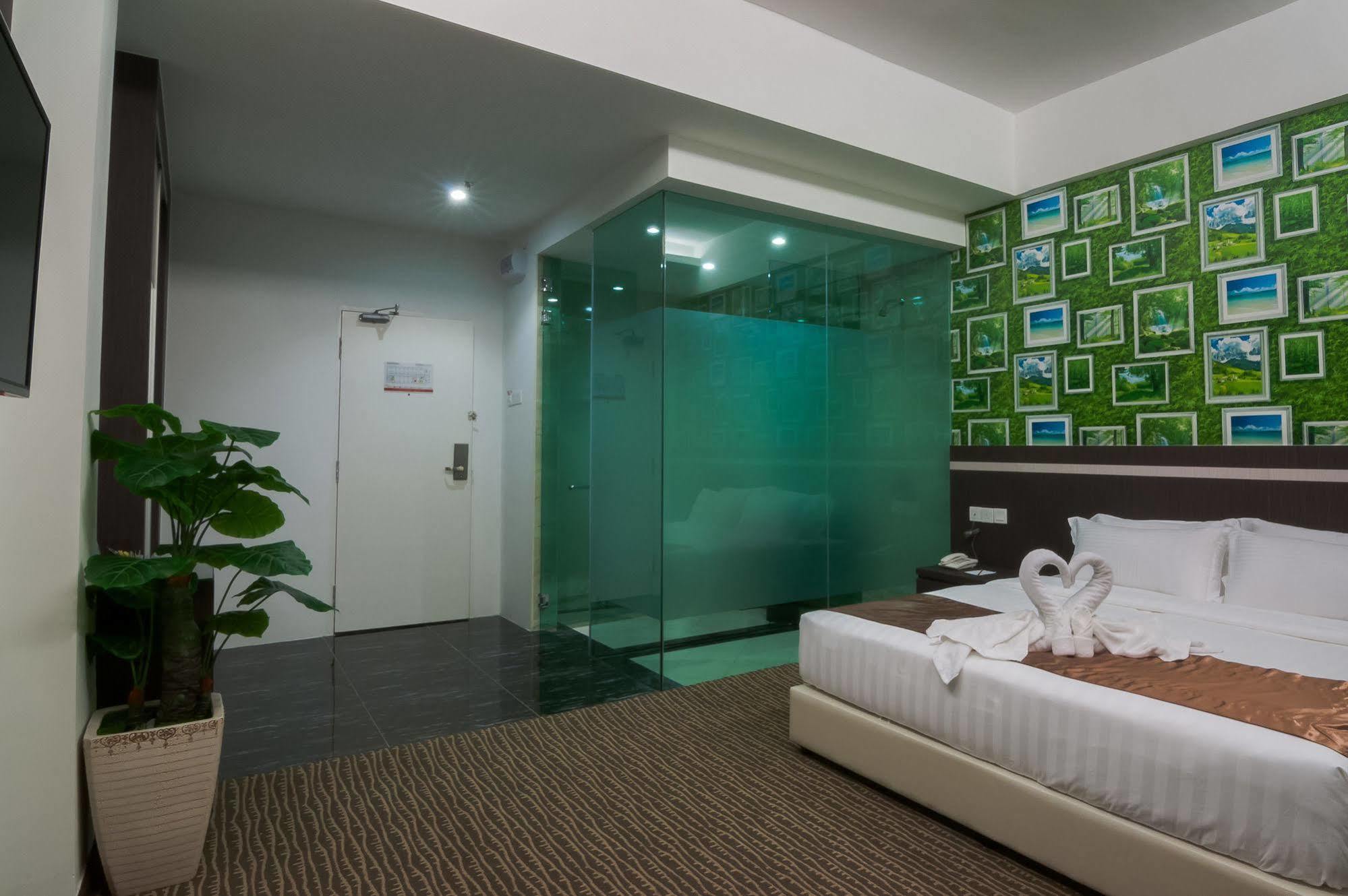 E-Red Hotel Melaka Exterior photo